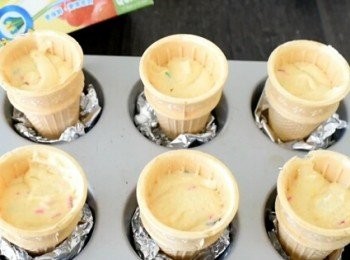 step4: 將糕筒放在蛋糕模內，再蛋糕糊倒入密封袋內，再擠入蛋糕糊至一半滿。放入已預熱180度C焗爐，焗約15-17分鐘或至蛋糕全熟.