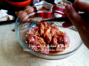 step1: <a href="https://bit.ly/2ZxapeY" target="_blank" data-keyword="雞扒" class="guide-link"><strong>雞扒</strong></a> <span style="display:inline-block;vertical-align:middle;margin-top:-3px;color:initial;border-radius:3px;padding:2px 3px;font-size:12px;line-height:14px;background:#87d300;color:#fff;">即買</span> 去皮後切粒(雞皮留用) , 放入大碗內加入雞粉及醃料拌勻靜待30分鐘