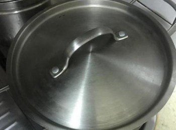 step4: 蓋鍋蓋，大火煮滾後，轉中火滾30分鐘。