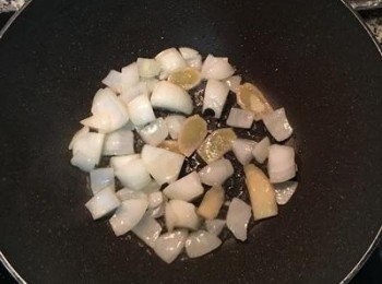 step4: 炒鍋加熱後，放入適量的油，炒香洋蔥塊與薑片；