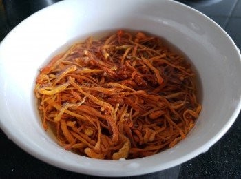 step4: 蟲草花，煲湯後會做另一餸菜