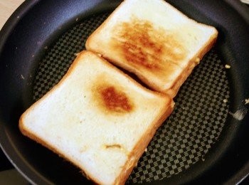 step4: 反轉麵包，煎香沾滿蛋汁的一面。