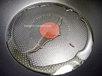 step2: 熱鍋後，倒入橄欖油。