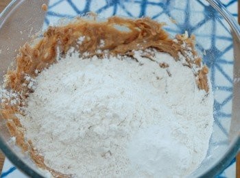 step2: 下雞蛋，再篩入麵粉、鹽、泡打粉和梳打粉，拌勻