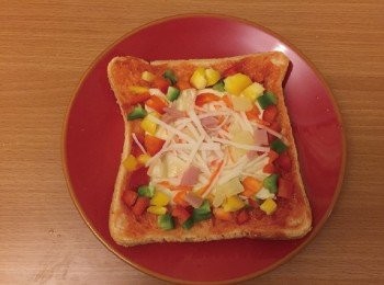 step3: 放上三色椒碎、蟹柳絲、火腿。
中間需加雞蛋，再面加芝士塊/芝士碎後，
再放上火腿裝飾。