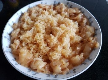 step3: 將雪耳，花膠稍為剪成細件，用少少雞粉大地魚粉入味，放上碟擺好