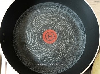 step2: 熱鍋後倒入適量的水煮滾。