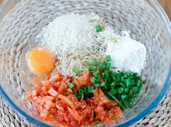 step3: 將所有材料和調味料放入碗內，拌勻