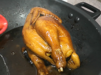 step9: 前， 後， 左，右各重複以上步驟煮10分鐘  (全雞共煮40分鐘)
（中途將雞稍為移動以免黏底， 及要目測汁料蒸發程度， 如需要添加小量水分）

*****把鑊稍為傾側， 可令汁料集中點。 *****