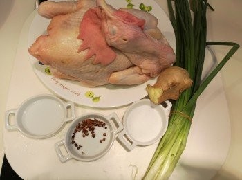 step1: 薑去皮砌幾片蒸雞，部份磨蓉，蔥白段留蒸雞用，綠色蔥砌粒備用。