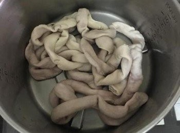 step3: 豬小腸燙過後馬上起鍋沖涼水，瀝乾後放入電鍋內鍋中；而豬肚則是燙過後，邊沖涼水需邊將表面的一層白色的皮剝除；