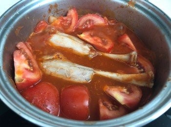 step5: 再加入豬仔脾、蕃茄，倒入清水至蓋過豬仔脾表面