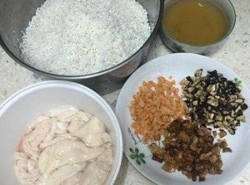 step1: 糯米洗淨後泡水2小時；乾香菇與蝦米洗淨後分別用冷水泡軟（泡過香菇和蝦米的水請留下炒米）；泡軟的香菇、蝦米切小丁；大腸先用鹽、白醋和麵粉搓洗後，再用流動水沖洗淨，接著將內部翻出，將多餘的油大略的去除即可，千萬不要弄破大腸也不需要將油拔的太乾淨，接著再翻面讓外部朝外，並將大腸剪成適當的長度。