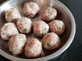 step9: 搓成肉丸煲湯後取出