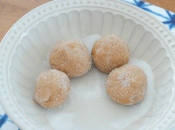 step4: 拿出一份麵糰 (大約兩湯匙份量），搓圓，再沾上白砂糖。放在鋪有烘焙紙的焗盤上，放入已預熱180度C焗爐，焗約13-15分鐘即可！