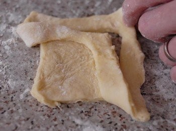 step5: 將左下角向右上對摺，放在小方正的對角上