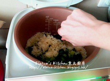 step14: 飯煮熟後加入小棠菜拌勻成菜飯