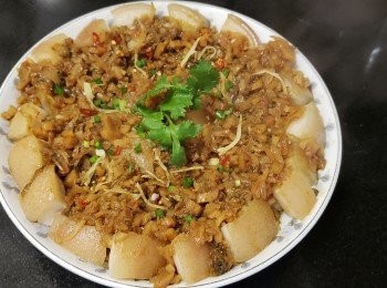 step9: 腩肉已放湯煲 1'1/2 小時 , 取出後將腩肉切厚件上碟 , 梅菜清洗後切碎 , 預備醬汁 , 將雞粉 , 糖 , 胡椒粉 , 柱侯醬 , 燒酒 , 麻油 , 生粉 , 薑絲加半碗水放入梅菜一同撈好 , 
( 另一做是法將梅菜，用少少蒜頭，加入以上的調味料爆炒，再加半碗水炒至收乾水份 ）
將撈好的梅菜放在腩肉上 , 放多少少薑絲 , 辣椒碎 , 放入蒸爐水滾計蒸 10 分鐘 , 完成