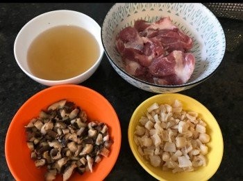 step2: 醃左1小時嘅排骨用水洗淨。
冬菇切粒。
乾瑤柱整碎。
留起浸冬菇水備用。