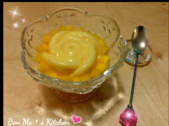 step5: 脫模後加上芒果粒<span class="group_3">裝飾</span>，變成好精緻的甜品^^