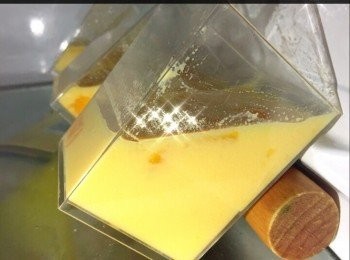 step7: 啫喱杯傾斜用滾麵包棍頂住，雪4小時