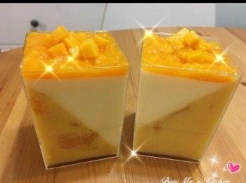 step9: 取出芒果雙色牛奶布丁，放上已打蓉的芒果肉及芒果粒作<span class="group_3">裝飾</span>，好靚^^