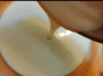 step1: 做法：
～清洗士多啤梨，瀝水後用廚房紙抹乾淨備用；
～糯米粉、粘米粉過篩備用；
～砂糖、水、椰漿一同以中火煮大滾，趁熱撞入過篩粉中（分5次倒入並拌勻至沒粉粒）；
~倒入已掃少許油的蒸碟上，大火隔水蒸15分鐘，蒸熟後取出待涼；