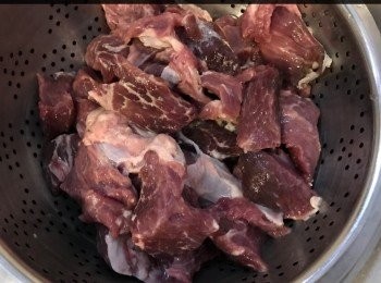 step5: 煎過牛腩粒的鑊不用清洗，利用煎出來的牛油煎香薯仔、乾蔥、洋蔥，煎至周邊焦黃，用來炆就更香