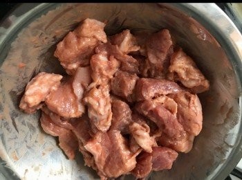 step1: 豬腩肉洗淨瀝乾切件，加南乳玫瑰露攪拌，放雪櫃醃一晚（最少也醃要4小時）