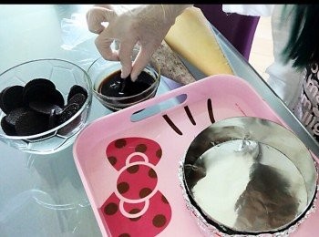 step8: 準備好：
1.  咖啡溶
2.  已去cream 的Oreo 餅乾
3.  一個6吋的慕絲圈容器，用錫紙包底。