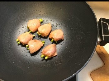 step7: 少油下鍋， 油熱後把<a href="https://bit.ly/3zHU5V3" target="_blank" data-keyword="雞翼" class="guide-link"><strong>雞翼</strong></a> <span style="display:inline-block;vertical-align:middle;margin-top:-3px;color:initial;border-radius:3px;padding:2px 3px;font-size:12px;line-height:14px;background:#87d300;color:#fff;">即買</span> 落鍋兩面煎至金黃。