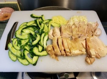 step2: 青瓜去籽切塊，洋葱切條，蕃茄仔一開二，葱切段