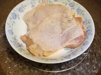 step1: <a href="https://bit.ly/2ZxapeY" target="_blank" data-keyword="雞扒" class="guide-link"><strong>雞扒</strong></a> <span style="display:inline-block;vertical-align:middle;margin-top:-3px;color:initial;border-radius:3px;padding:2px 3px;font-size:12px;line-height:14px;background:#87d300;color:#fff;">即買</span> 加入胡椒粉和鹽拌勻醃30分鐘，中火蒸13分鐘，倒出雞汁備用，<a href="https://bit.ly/2ZxapeY" target="_blank" data-keyword="雞扒" class="guide-link"><strong>雞扒</strong></a> <span style="display:inline-block;vertical-align:middle;margin-top:-3px;color:initial;border-radius:3px;padding:2px 3px;font-size:12px;line-height:14px;background:#87d300;color:#fff;">即買</span> 切塊備用