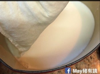 step3: 放入煲湯袋內隔渣成杏汁。