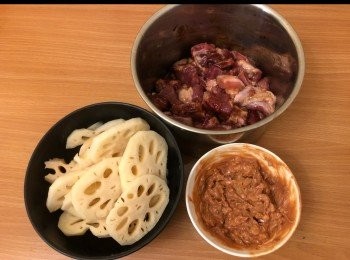 step1: 把兩磚南乳壓爛。
把排骨切成2吋大小的粗塊。用<span class="group_2">醃料</span>拌勻，醃約 20分鐘。備用。
蓮藕洗淨，切片備用。