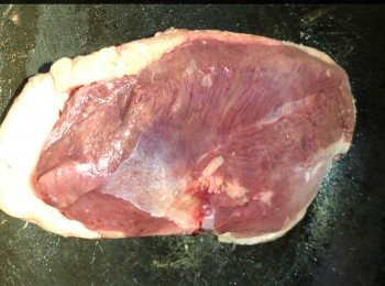 step2: 熱鍋後不需加油，鴨胸皮面朝下，直接乾煎。（這時候會有很多油被逼出來，可用碗盛起）等到皮面顏色變金黃色後翻面。