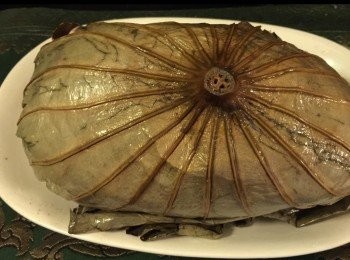 step5: 將整張荷葉大開，掃上油後，雞放在中間，慢慢包好它。