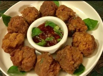 step5: 將丸子放在碟裡，放一些鮮羅勒葉，以酸、甜辣醬或番茄汁伴食，味道更香甜。熱食最佳。




想知道我更多食譜，可去我Facebook 專頁。
https://m.facebook.com/carlineki/