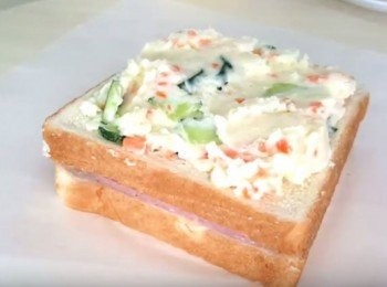 step8: 把火腿和乳酪放在麵包上,  再塗上馬鈴薯沙拉