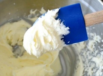 step5: <span class="group_2">牛油糖霜</span>Butter Cream 做法： 用電動打蛋器打發牛油數分鐘，至牛油成淡黃色，然後篩入糖粉，拌勻。下一至兩湯匙牛奶，拌勻.