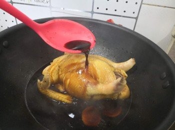 step6: 煮滾後將滷水淋在雞上， 略為上色後蓋上蓋慢火煮10分鐘;  中途開蓋將汁淋在雞上後再煮。 

*****把鑊稍為傾側， 可令汁料集中點。 *****