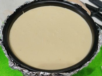 step6: 倒入蛋糕模, 蹬走空氣

放入焗爐焗大概60-75分鐘