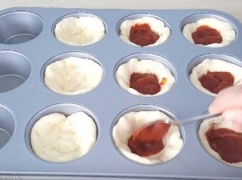 step10: 預熱焗爐至200°C
加<span class="group_1">比薩醬</span>入麵團內, 再放上乳酪和意大利辣香腸