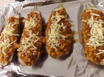 step6: 從爐中攞出茄子，茄子面鋪上肉醬後撒上碎芝士。