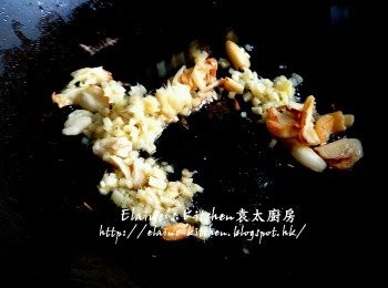 step7: 加入薑粒拌勻爆香