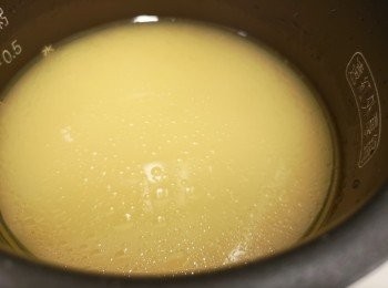 step19: 將材料攪勻後放入電飯煲。