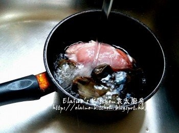 step1: <a href="https://bit.ly/3ANJVUp" target="_blank" data-keyword="豬展" class="guide-link"><strong>豬展</strong></a> <span style="display:inline-block;vertical-align:middle;margin-top:-3px;color:initial;border-radius:3px;padding:2px 3px;font-size:12px;line-height:14px;background:#87d300;color:#fff;">即買</span> , 鴨腎放入煲內 , 加水用中火煮至滾 , 用水沖一沖洗及瀝乾