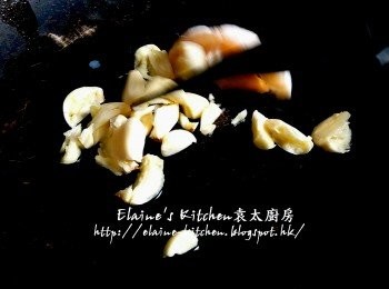 step5: 鑊中加入蒜頭及雞皮爆香