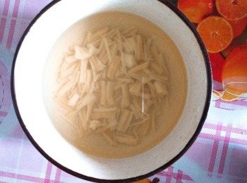 step2: 燒熱鑊，把江瑤柱和浸發的水放入鑊中煮大約10分鐘，加上鹽便可飲用