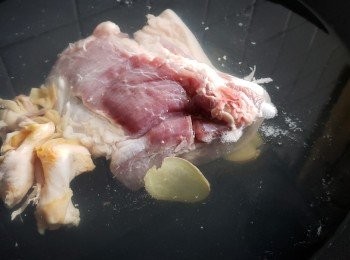 step10: 用薑片黃酒將螺頭，腩肉出水